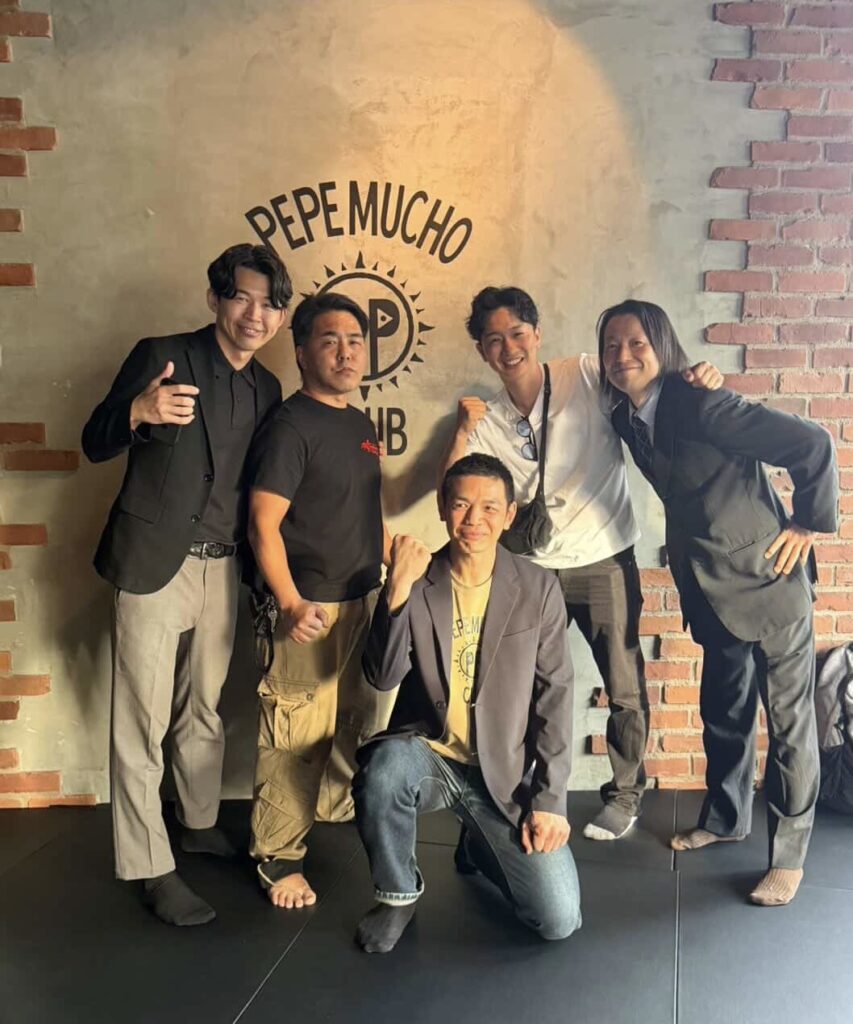 結束する男たち